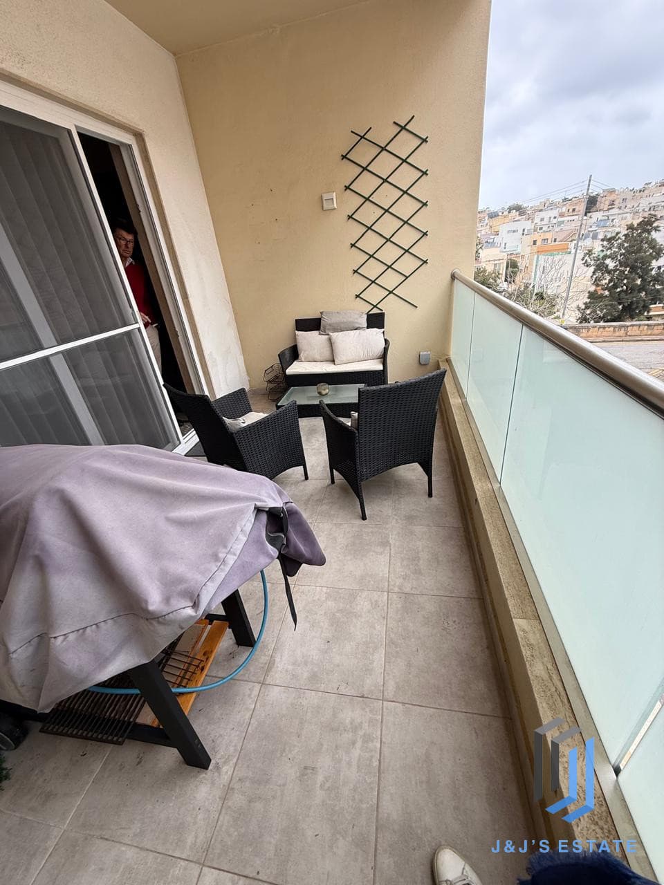 Fully furnished three-bedroom apartment in central San Gwann · 6