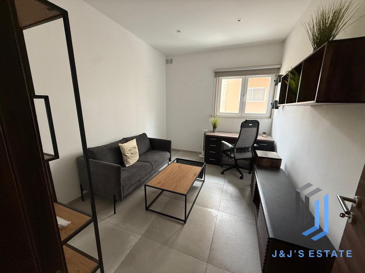 Fully furnished three-bedroom apartment in central San Gwann · 10