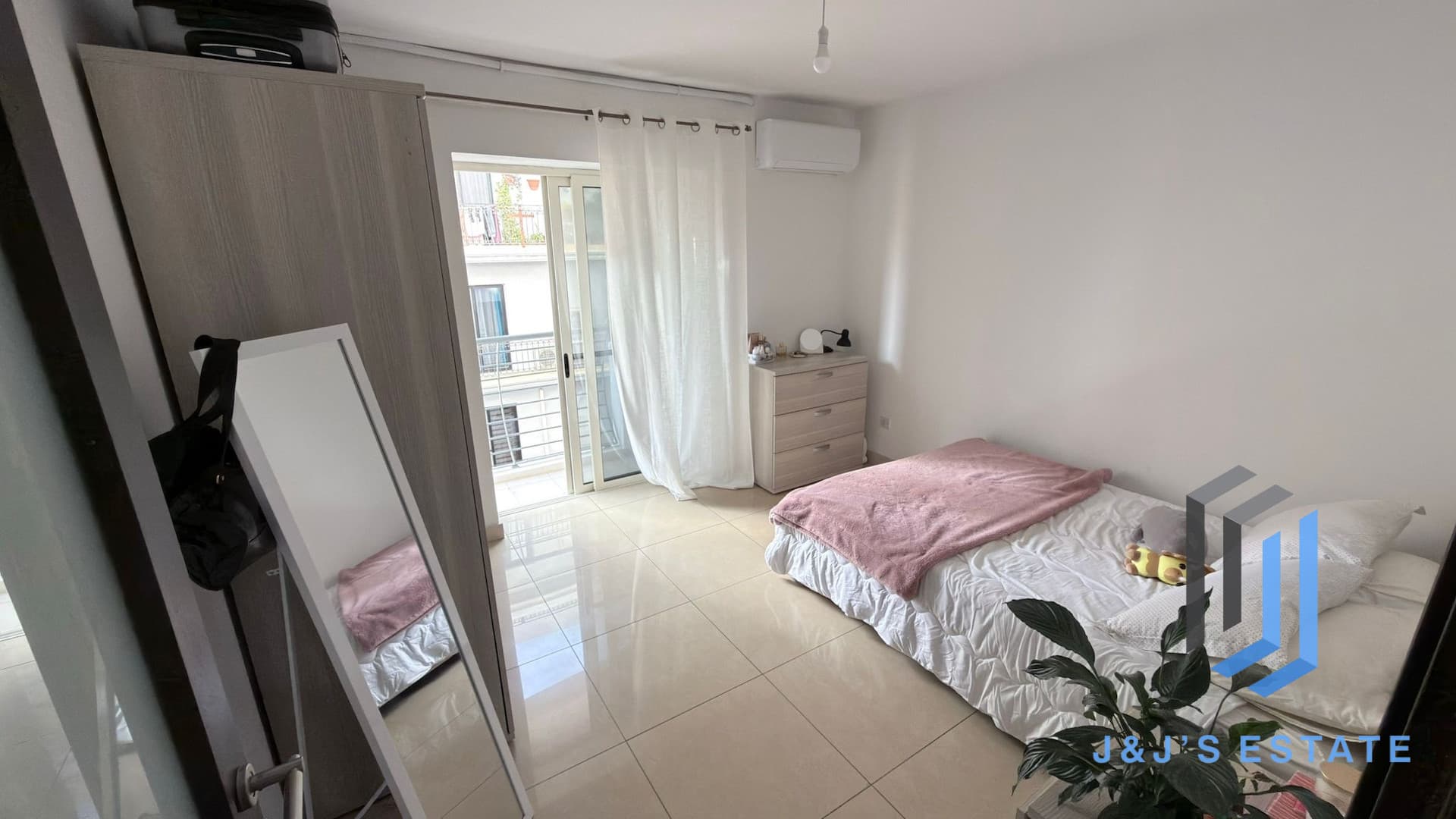 Fully furnished three-bedroom apartment in central Gzira · 18