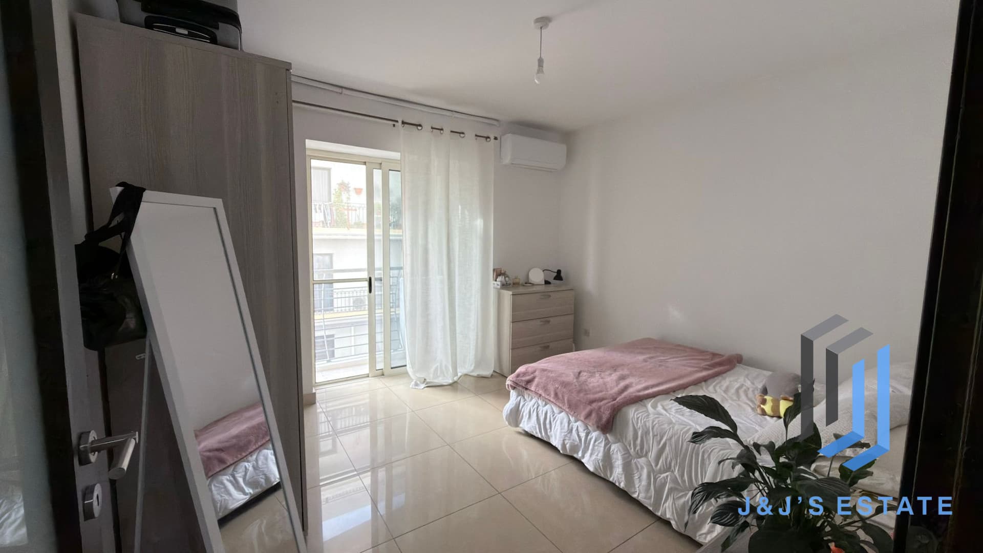 Fully furnished three-bedroom apartment in central Gzira · 19