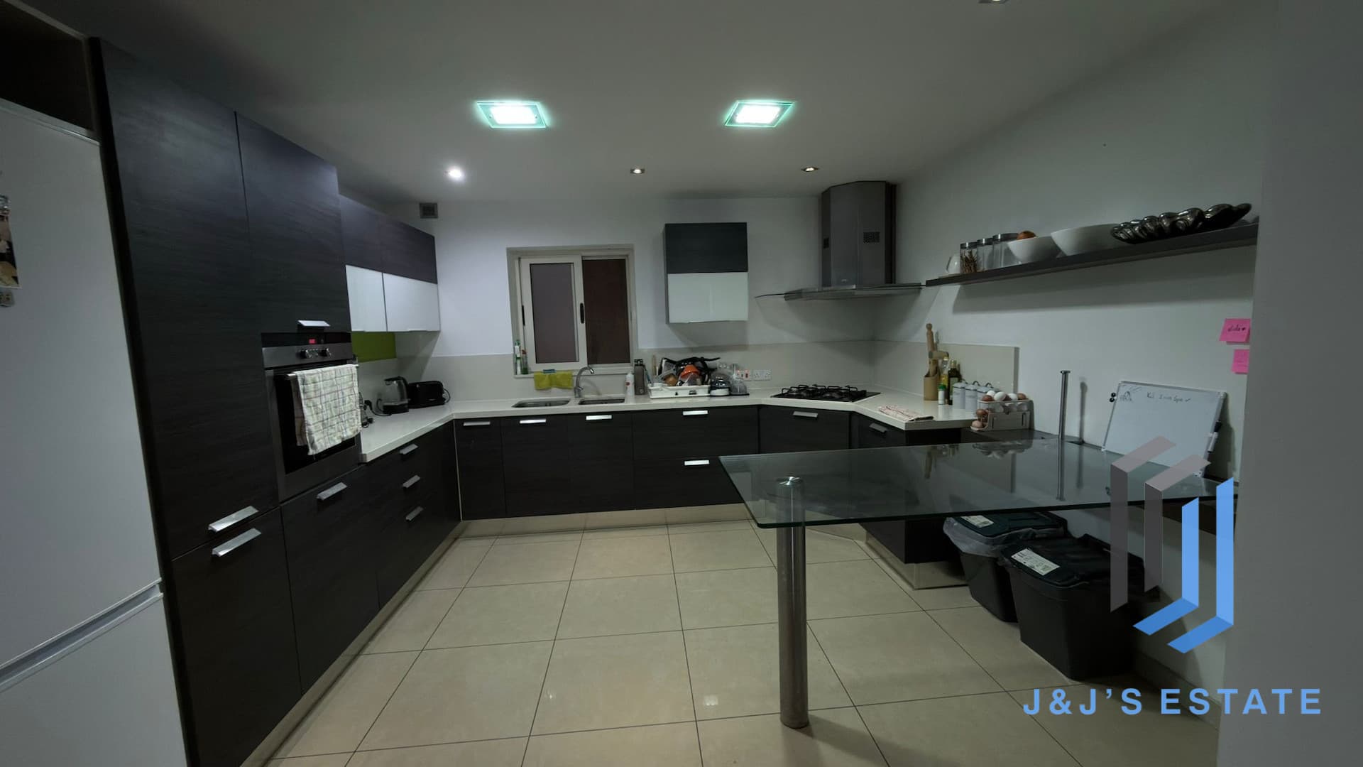 Fully furnished three-bedroom apartment in central Gzira · 6