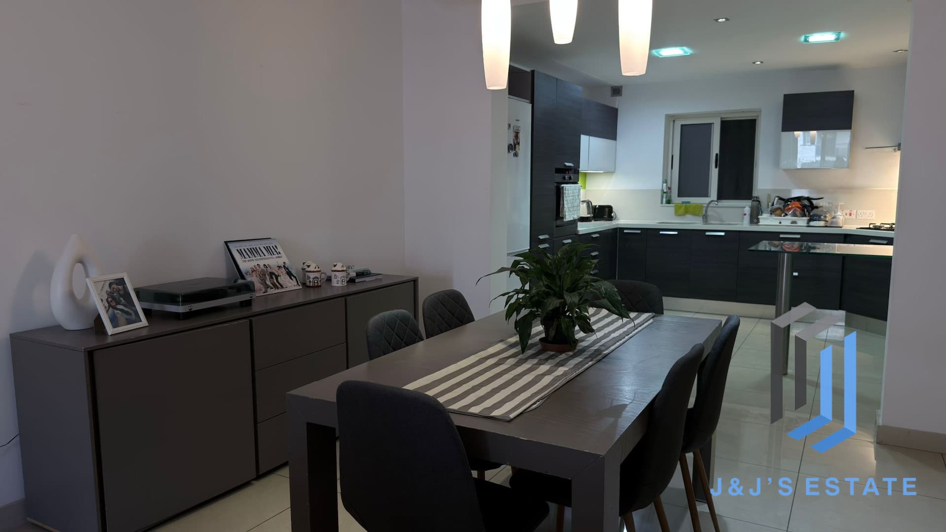 Fully furnished three-bedroom apartment in central Gzira · 11