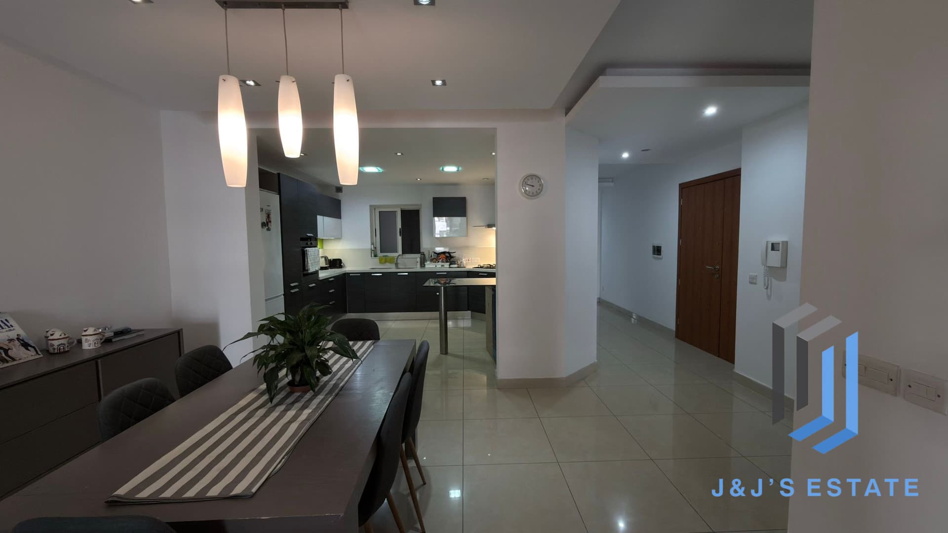 Fully furnished three-bedroom apartment in central Gzira · 9