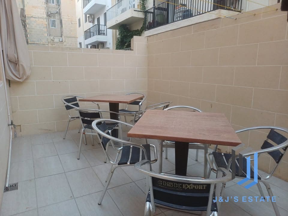 Modern Two Bedroom Apartment in Lively Bugibba Area · 8