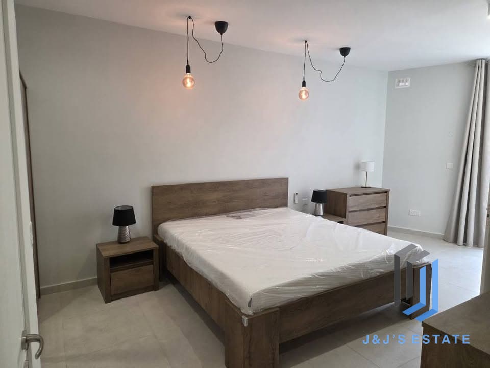 Fully furnished 2‑bed duplex penthouse with terrace in Sliema · 8