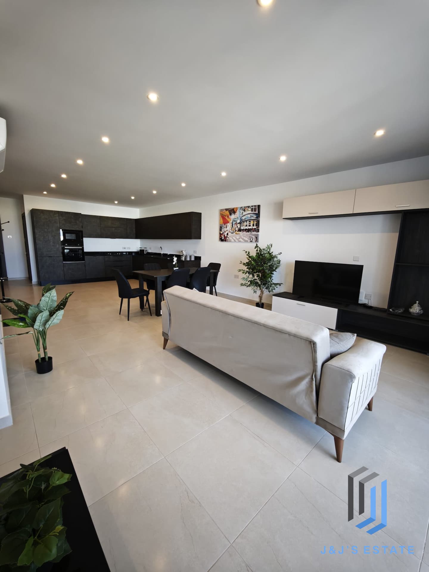 Fully furnished three-bedroom maisonette in Balzan · 2