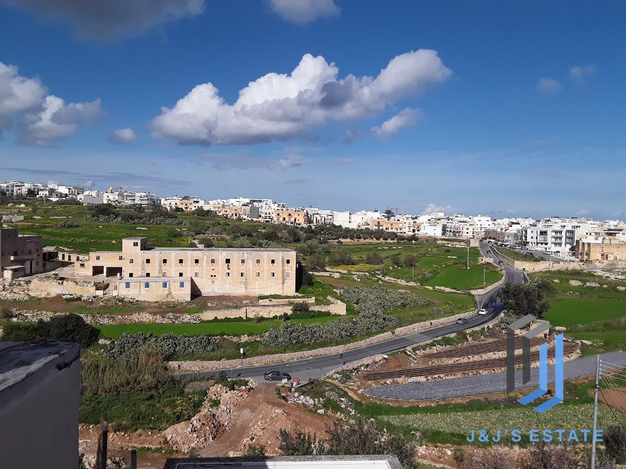 Fully furnished three-bedroom maisonette with panoramic view in San Gwann · 2