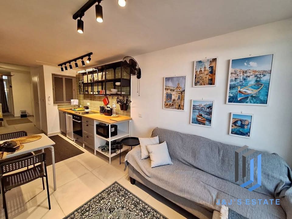 Ground-floor seafront studio with private back yard in Xemxija · 2