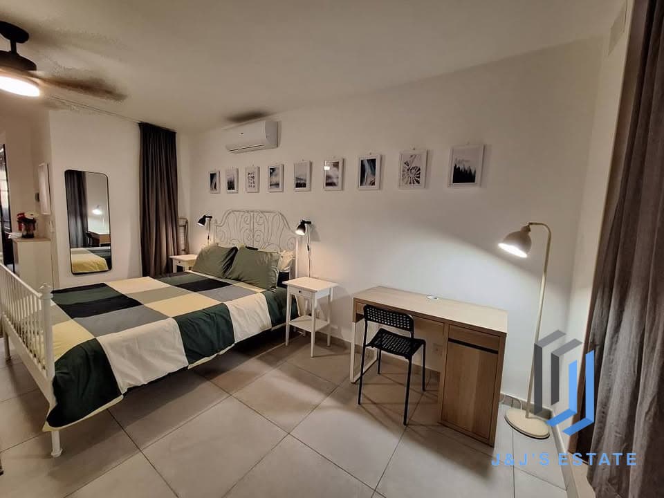 Ground-floor seafront studio with private back yard in Xemxija · 3