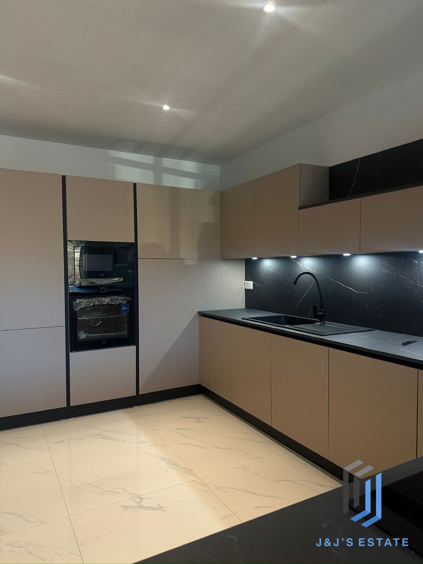 Fully furnished three-bedroom apartment in Bahar ic-Caghaq · 4