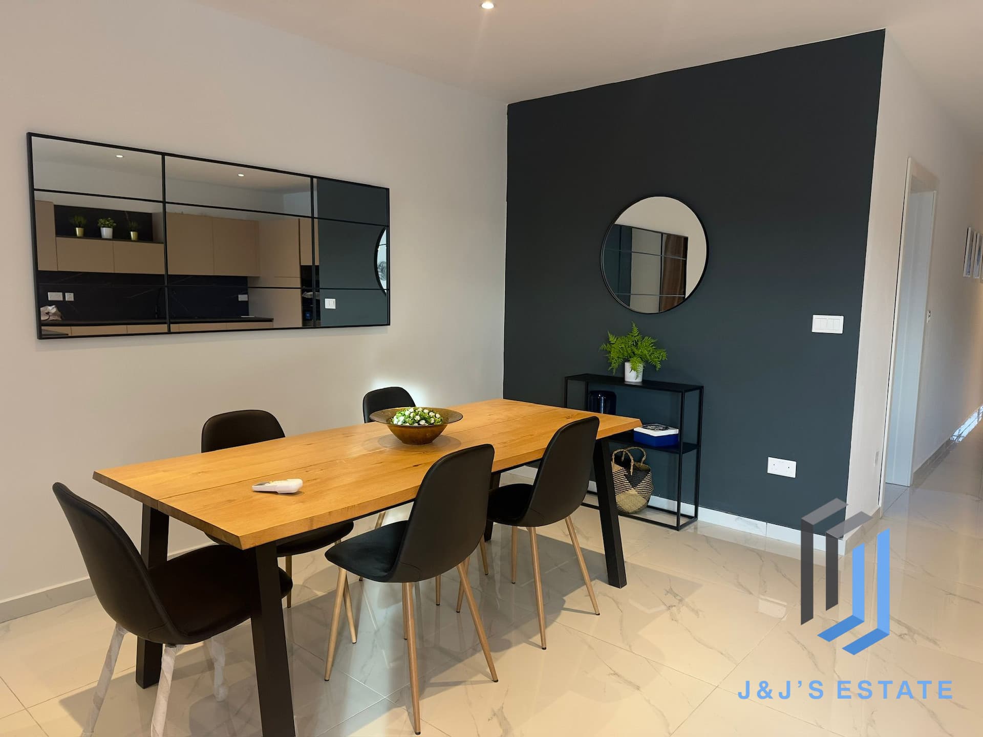 Fully furnished three-bedroom apartment in Bahar ic-Caghaq · 3
