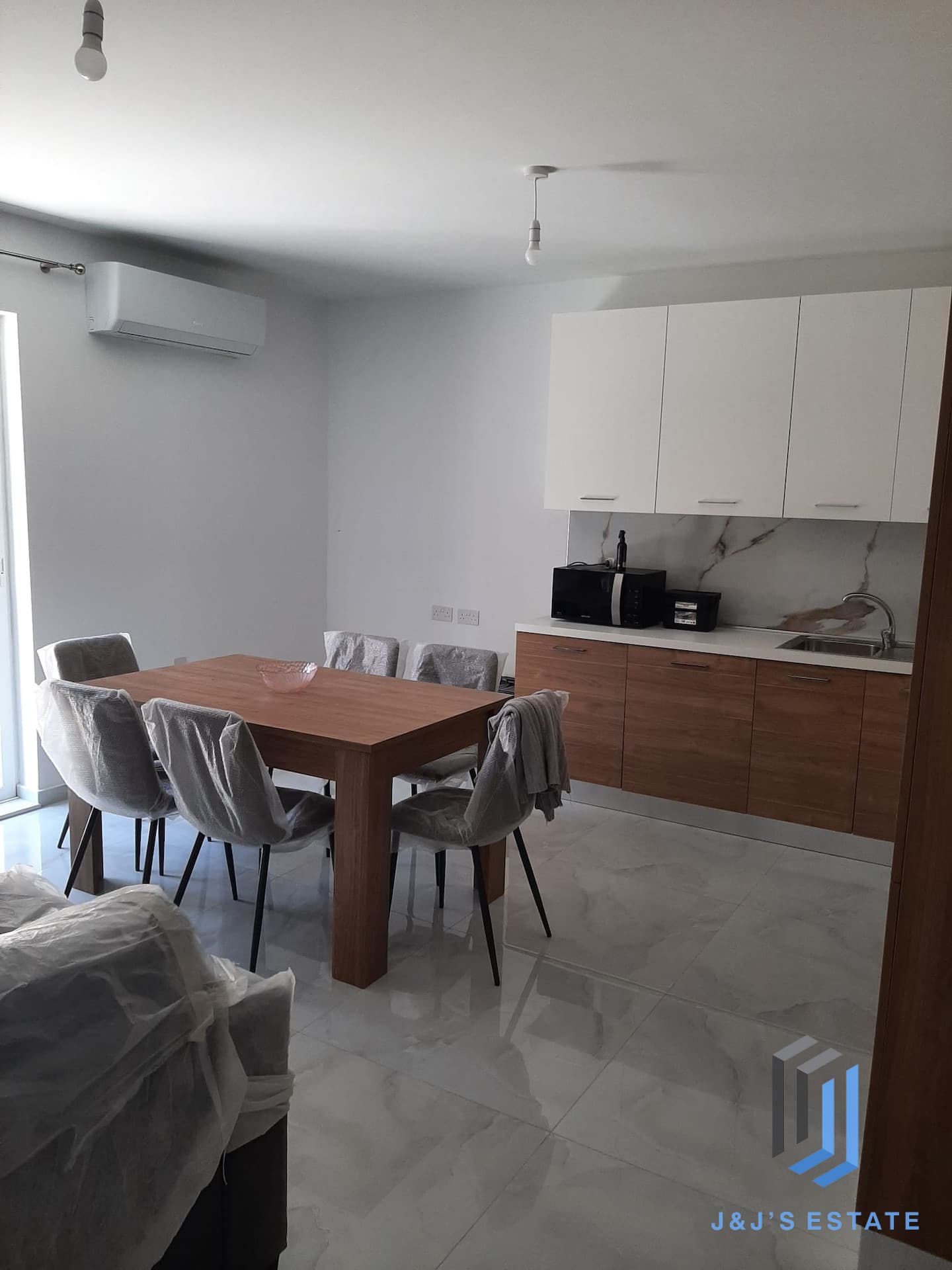 Apartamento amueblado de tres dormitorios en el centro de Birkirkara