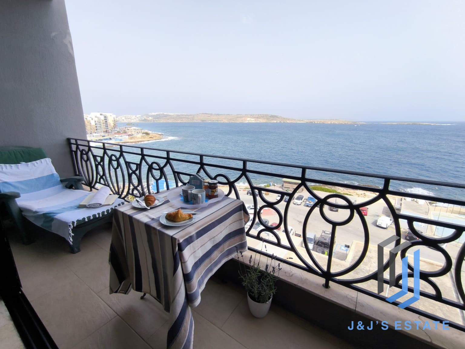 Furnished two-bedroom seafront apartment in Bugibba · 3