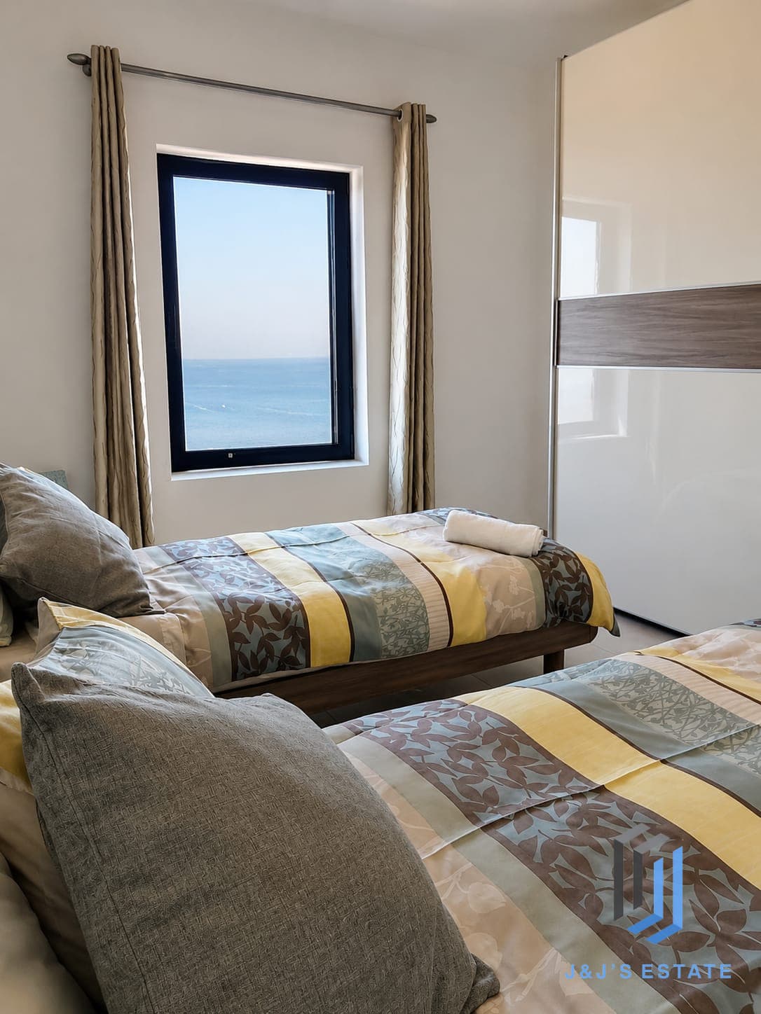 Furnished two-bedroom seafront apartment in Bugibba · 9