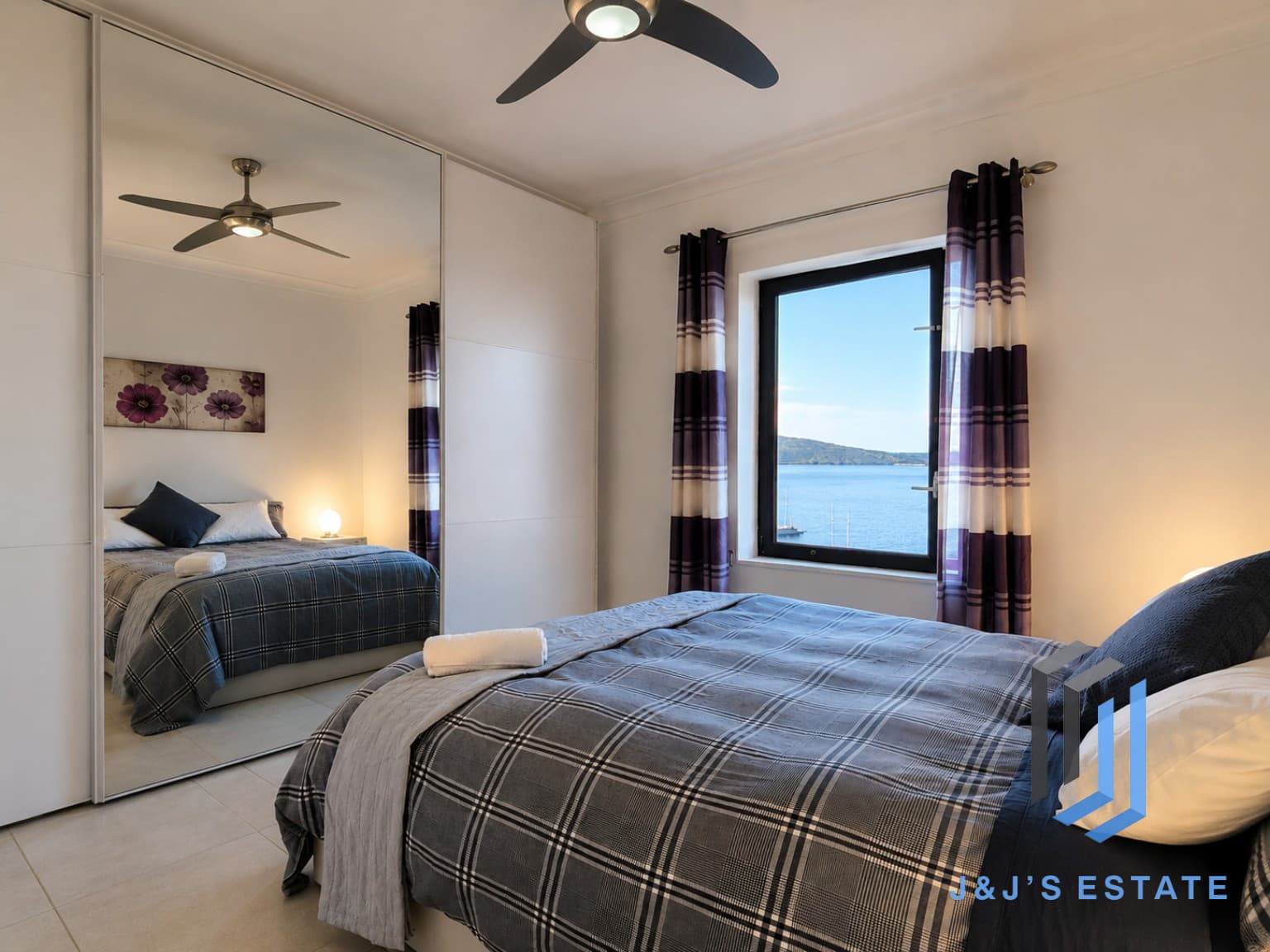 Furnished two-bedroom seafront apartment in Bugibba · 10