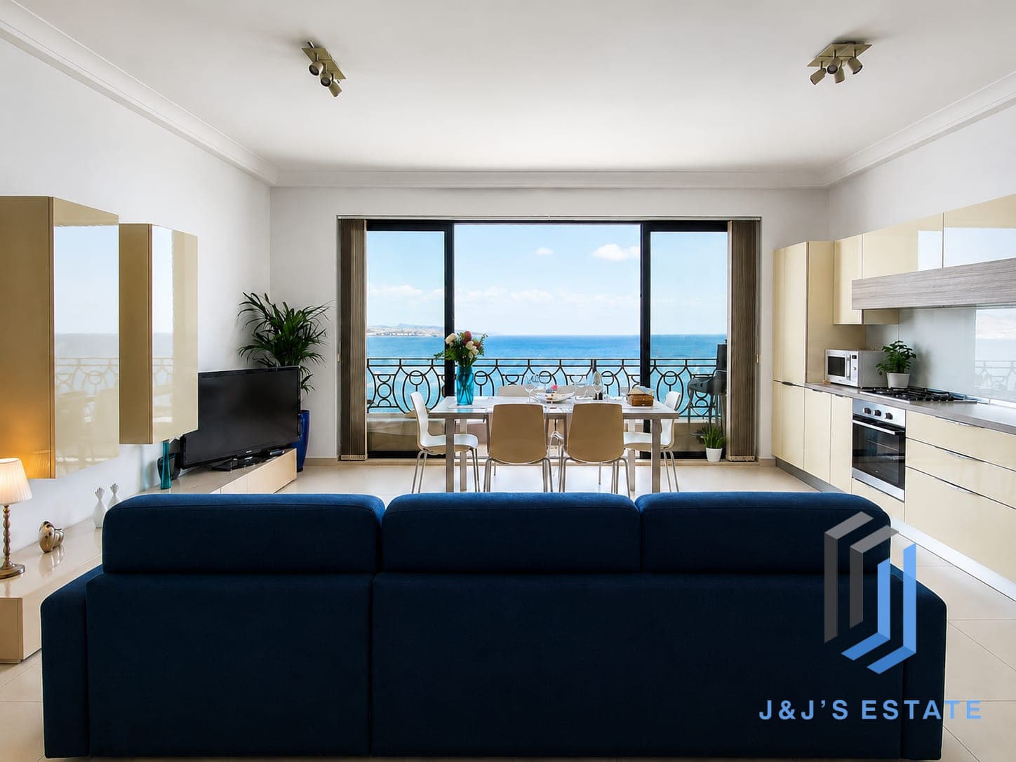 Furnished two-bedroom seafront apartment in Bugibba · 4