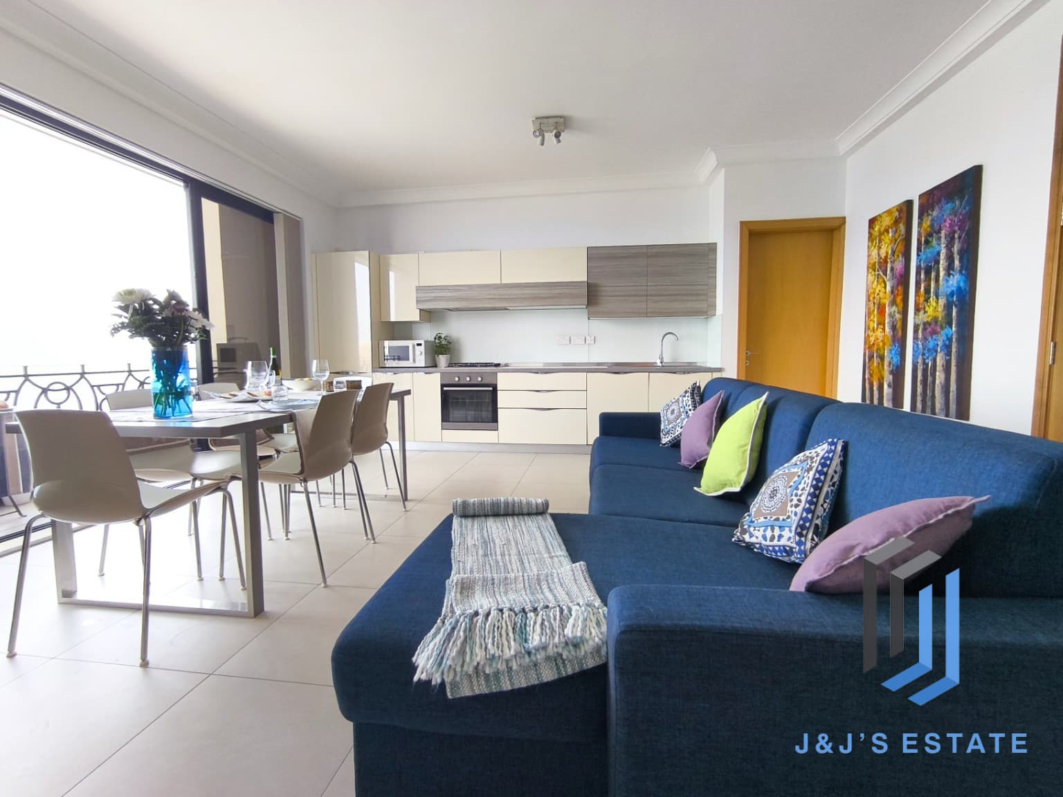 Furnished two-bedroom seafront apartment in Bugibba · 5