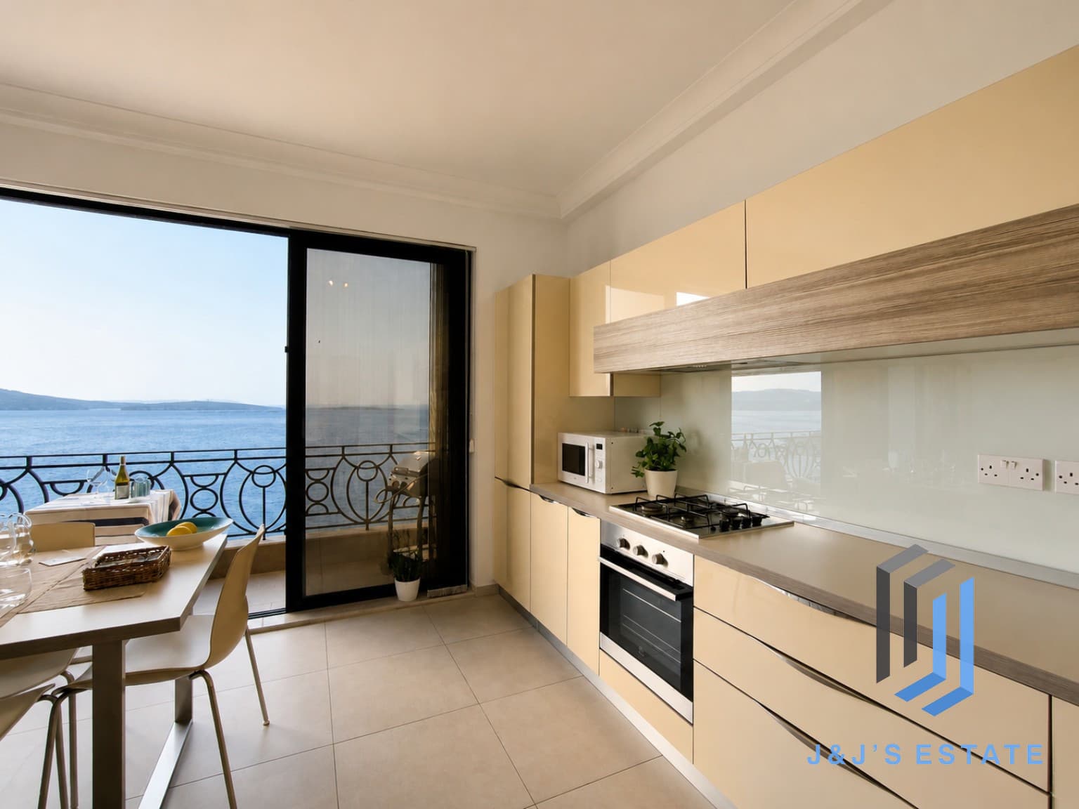 Furnished two-bedroom seafront apartment in Bugibba · 6