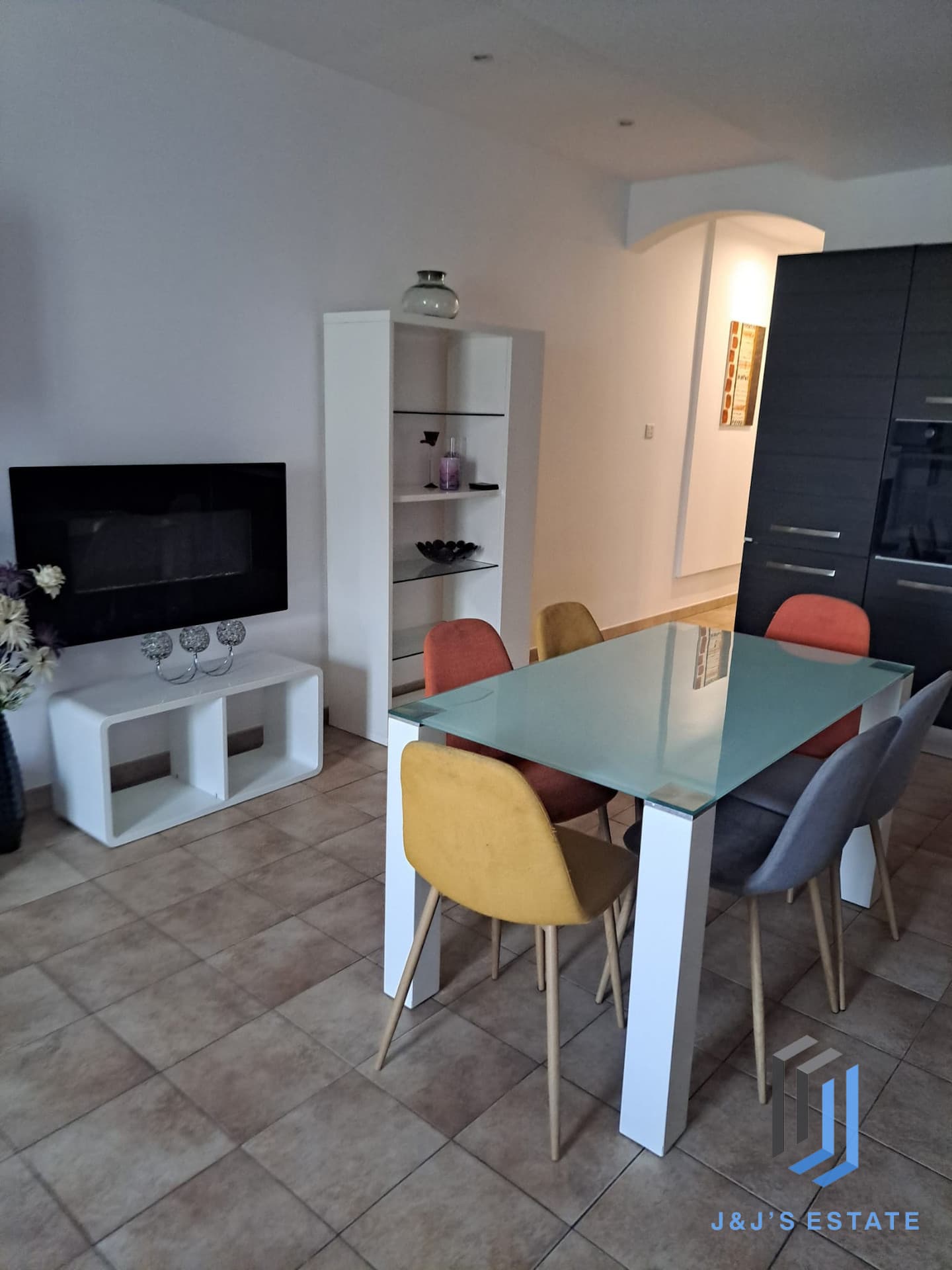 Fully furnished three-bedroom apartment in central Qormi · 3