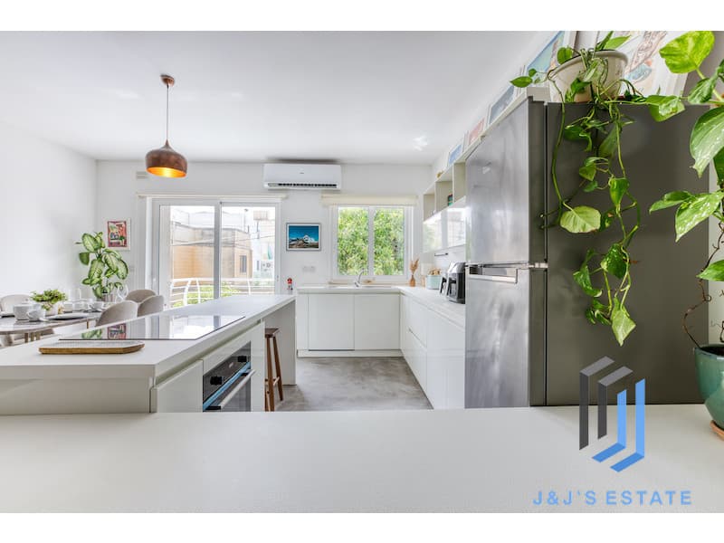Fully furnished two-bedroom apartment with balcony in Għargħur · 2
