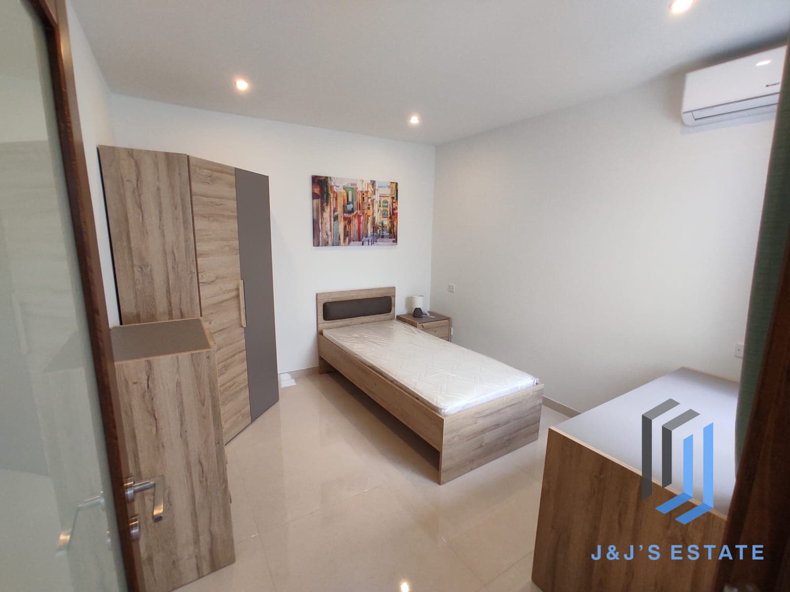Fully furnished three-bedroom apartment in Swatar · 10
