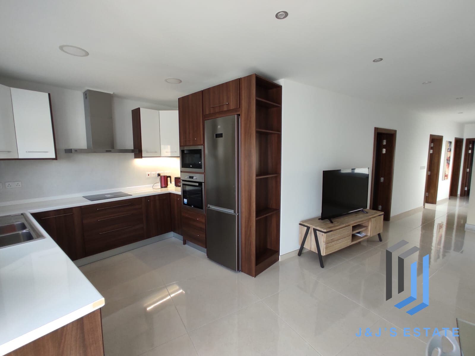 Fully furnished three-bedroom apartment in Swatar · 4