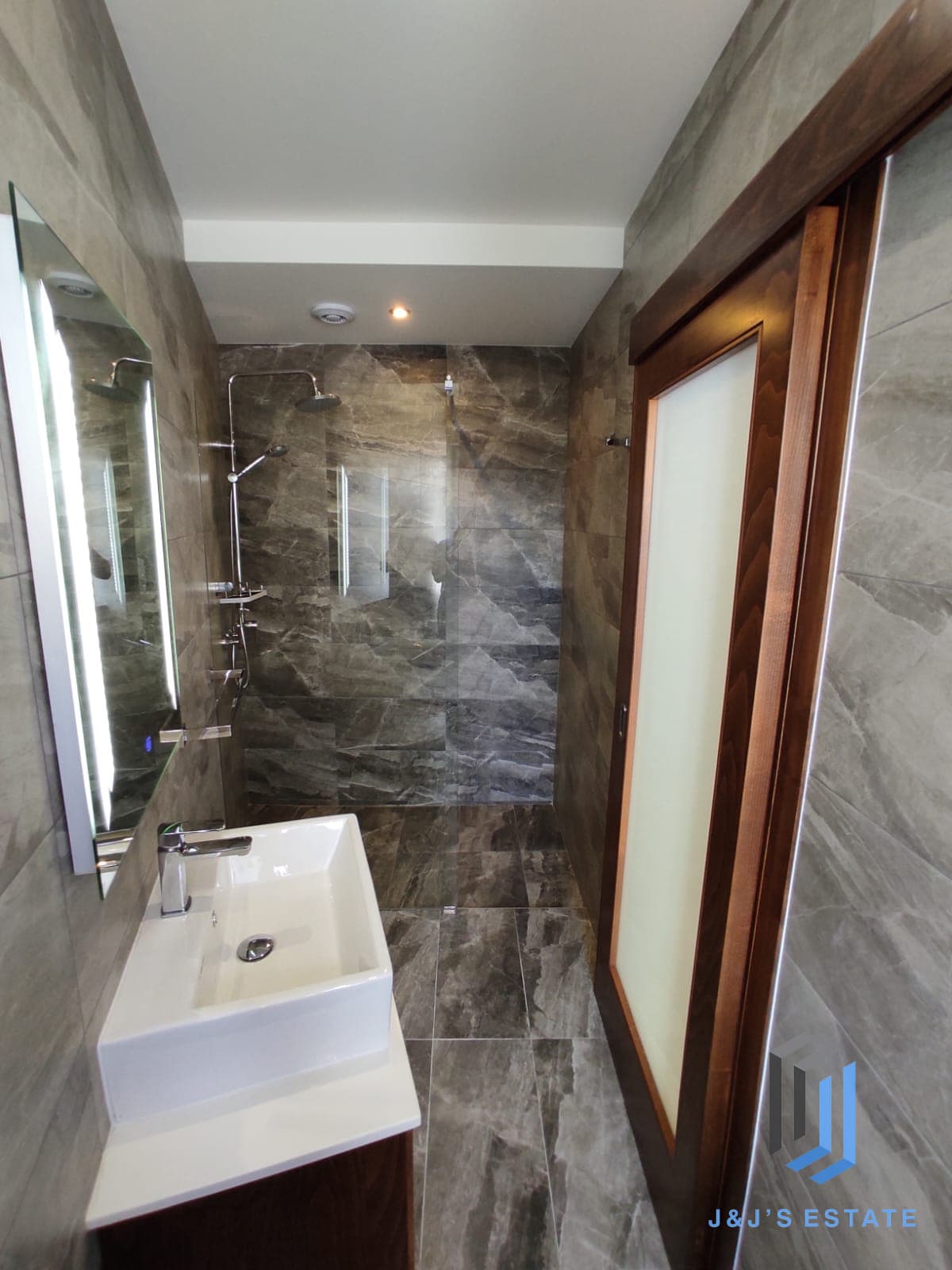Fully furnished three-bedroom apartment in Swatar · 15