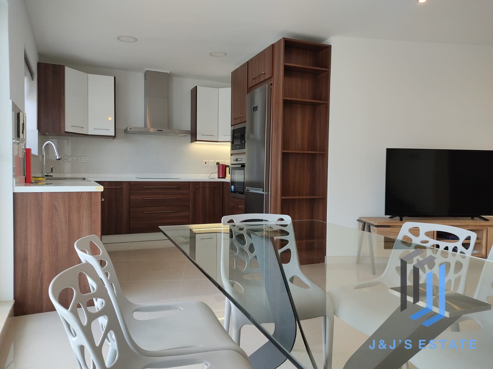 Fully furnished three-bedroom apartment in Swatar · 3