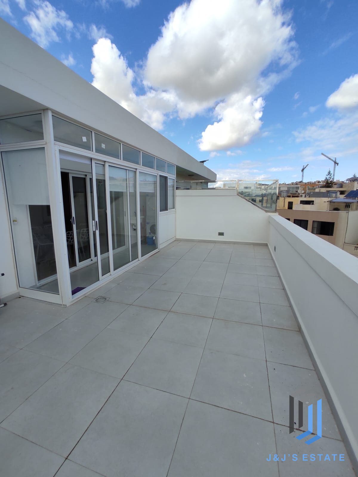 Fully furnished three-bedroom apartment in Swatar · 5