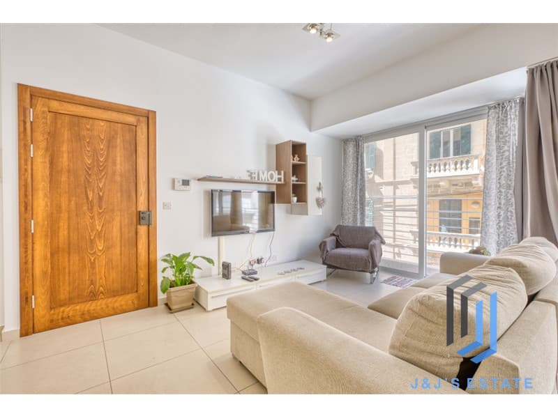 Fully Furnished Two Bedroom Apartment in Sliema Neat the Sea · 9