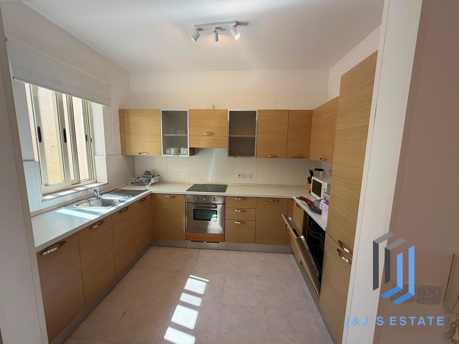 Fully furnished three-bedroom apartment in central Sliema · 8