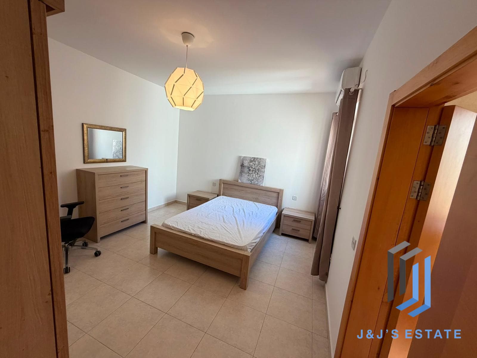 Fully furnished three-bedroom apartment in central Sliema · 11
