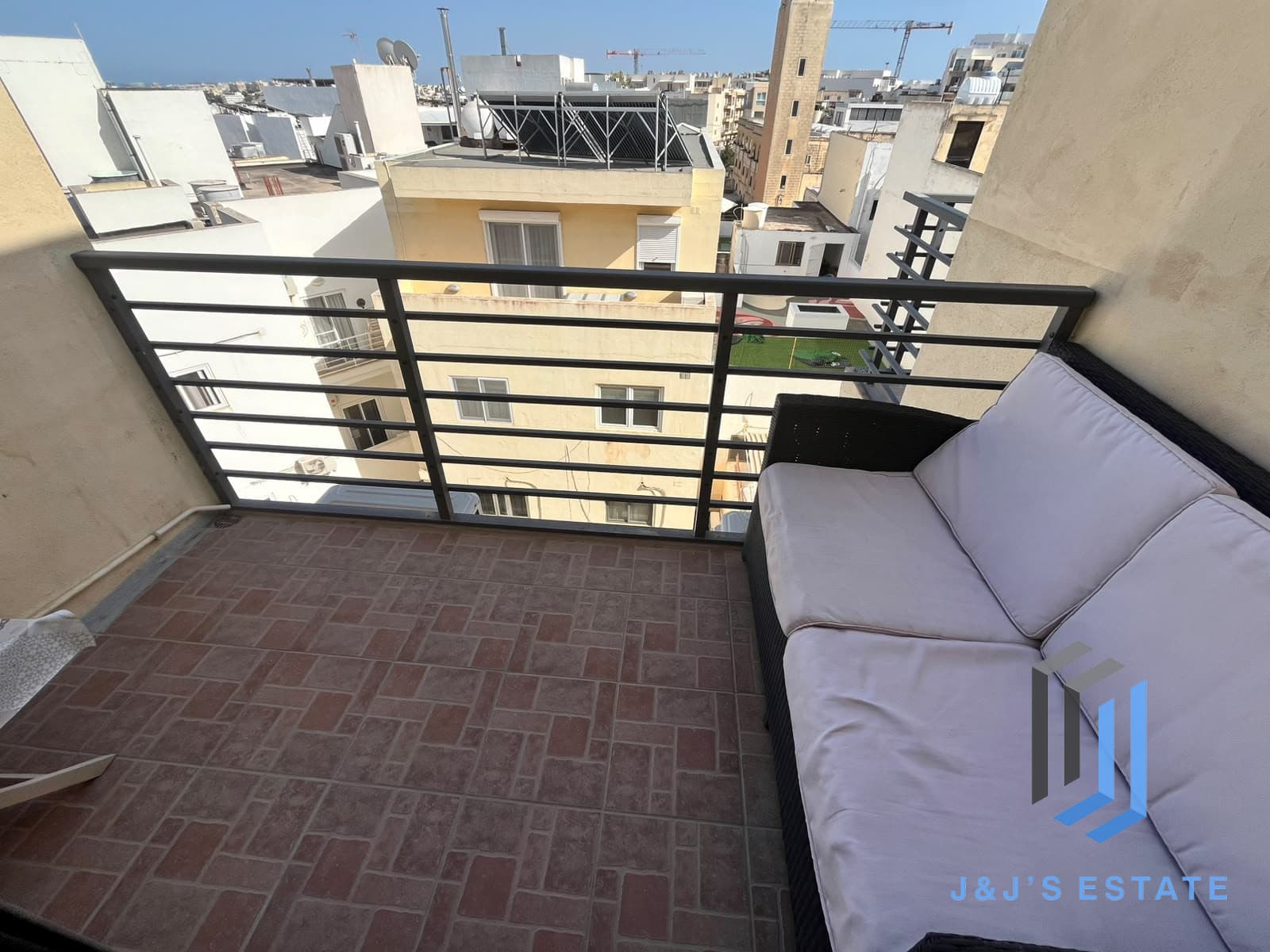 Fully furnished three-bedroom penthouse with sea view in Swieqi · 17