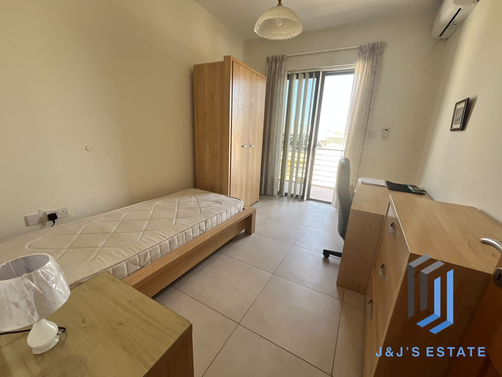 Fully furnished three-bedroom penthouse with sea view in Swieqi · 19
