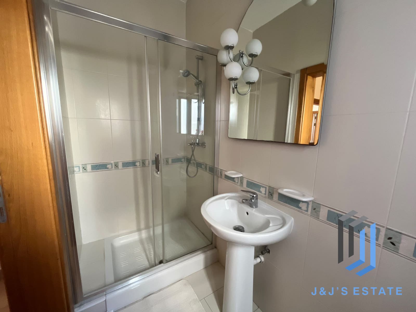 Fully furnished three-bedroom penthouse with sea view in Swieqi · 22