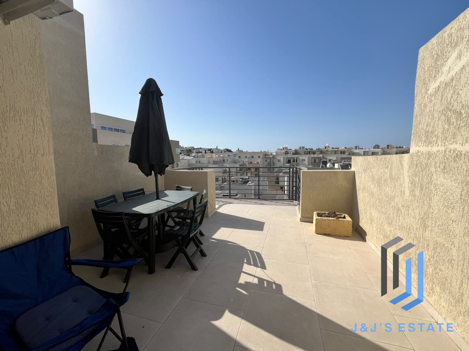 Fully furnished three-bedroom penthouse with sea view in Swieqi · 1
