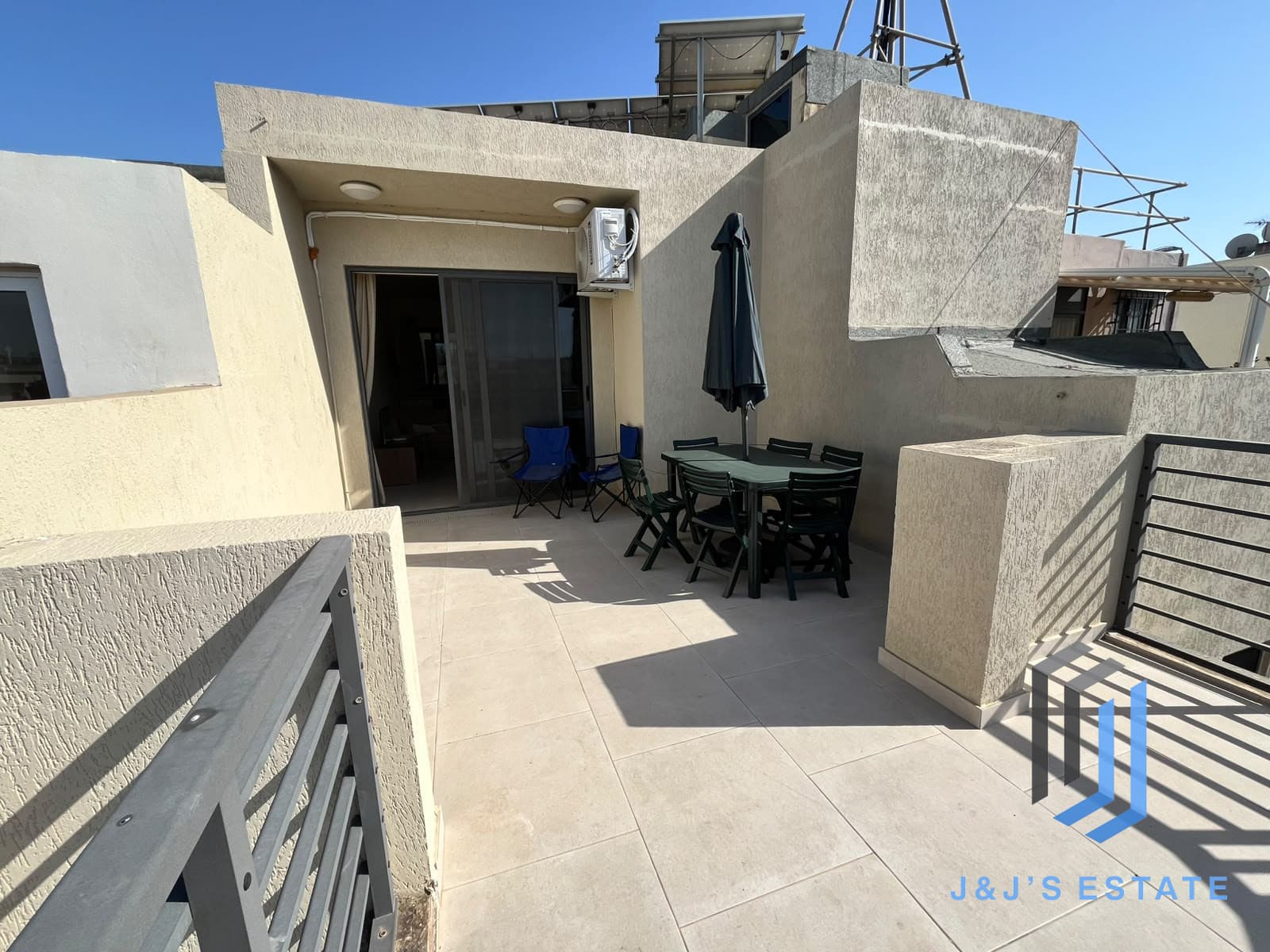 Fully furnished three-bedroom penthouse with sea view in Swieqi · 4