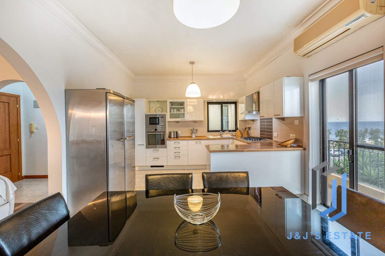 Three-bedroom furnished apartment with sea view in Pembroke · 5