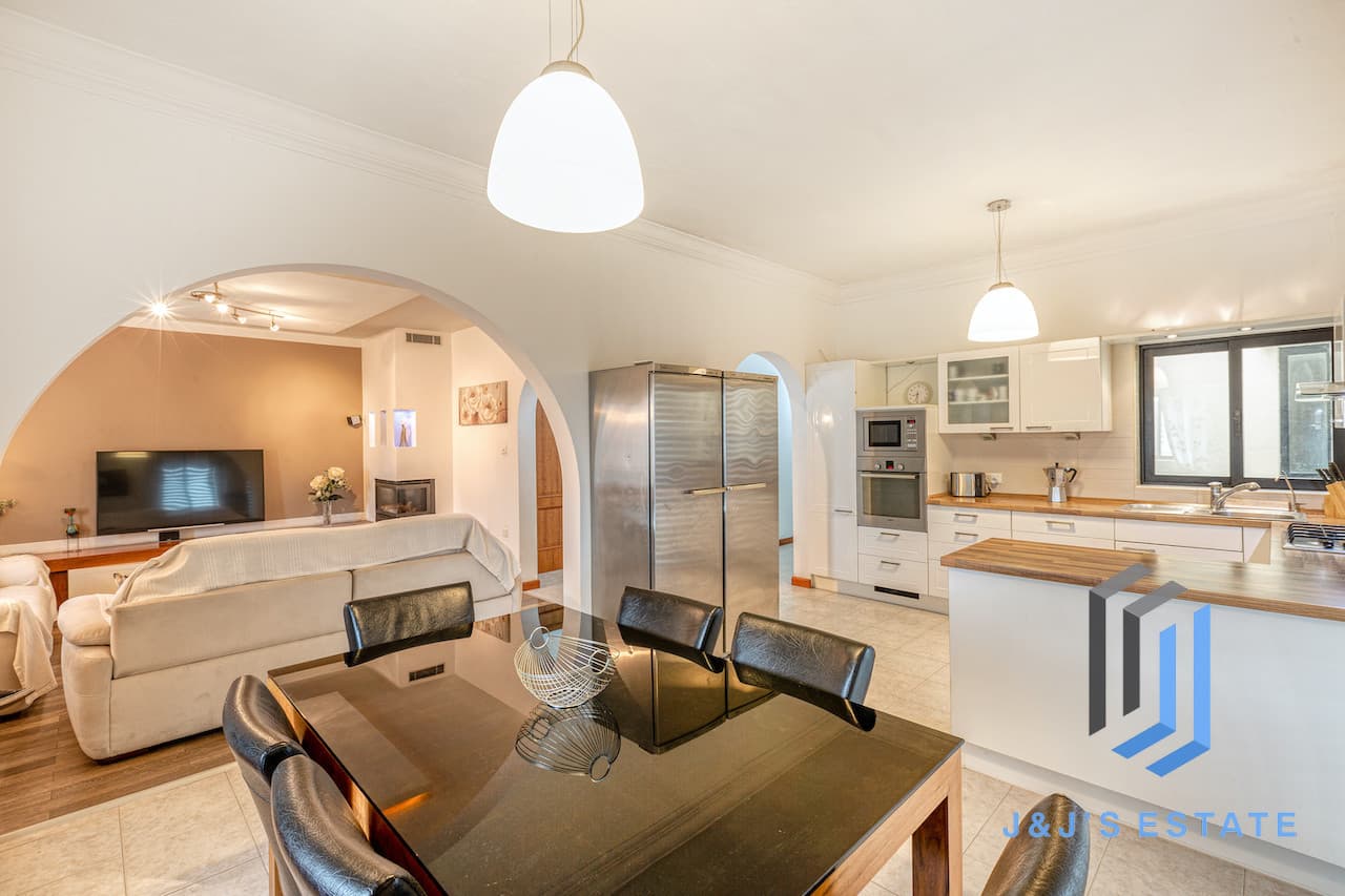 Three-bedroom furnished apartment with sea view in Pembroke · 4