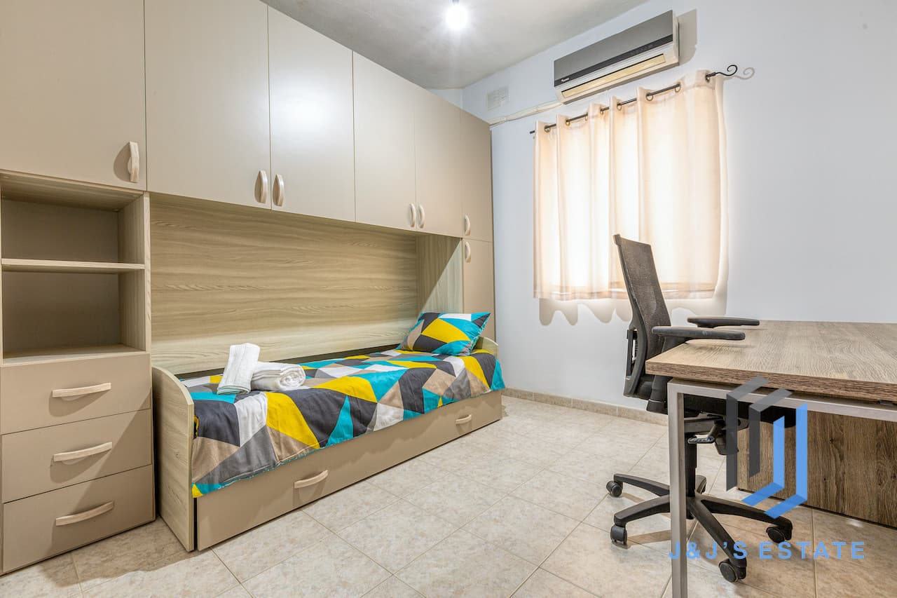 Three-bedroom furnished apartment with sea view in Pembroke · 9