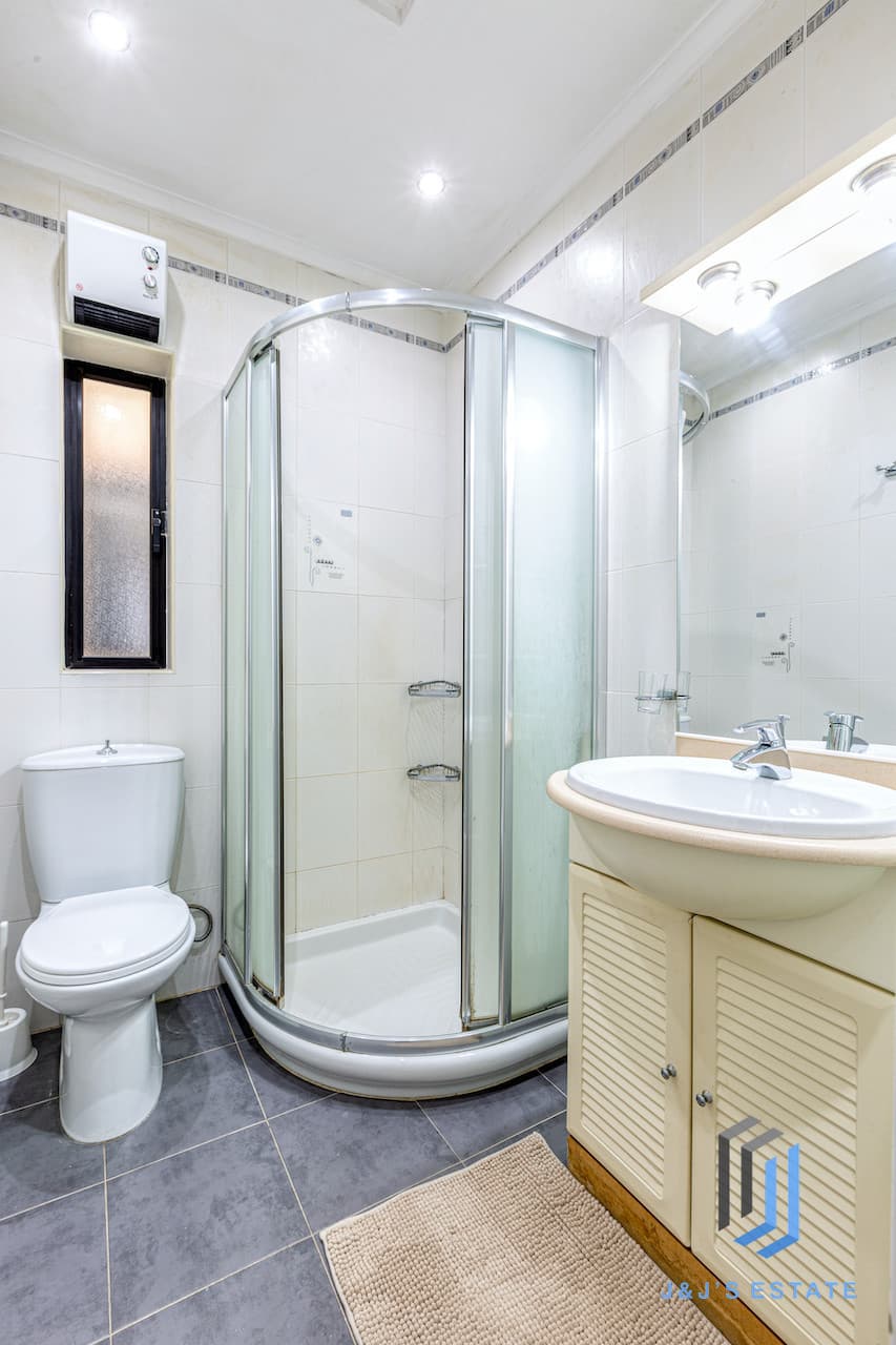 Three-bedroom furnished apartment with sea view in Pembroke · 8