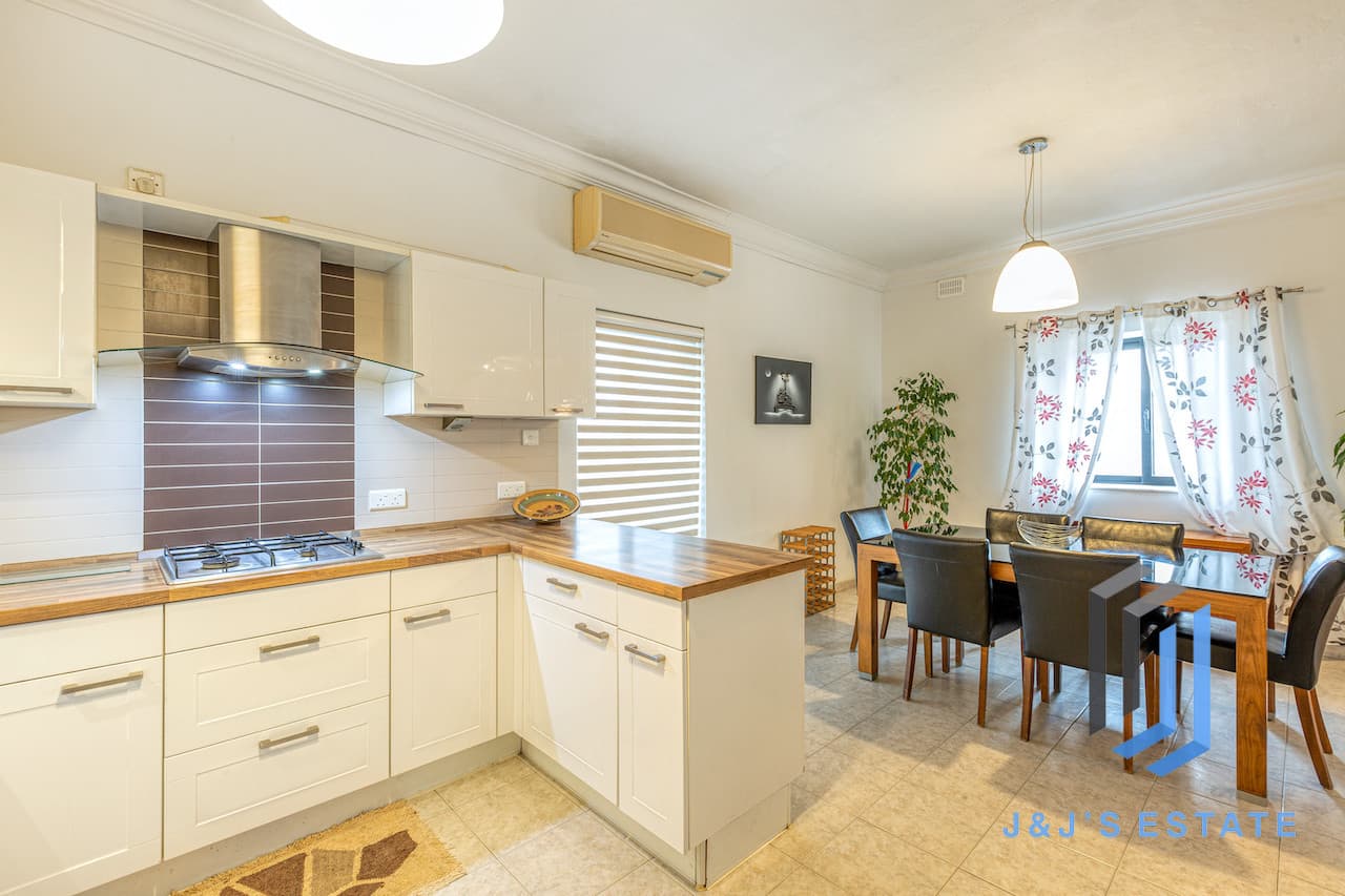 Three-bedroom furnished apartment with sea view in Pembroke · 6