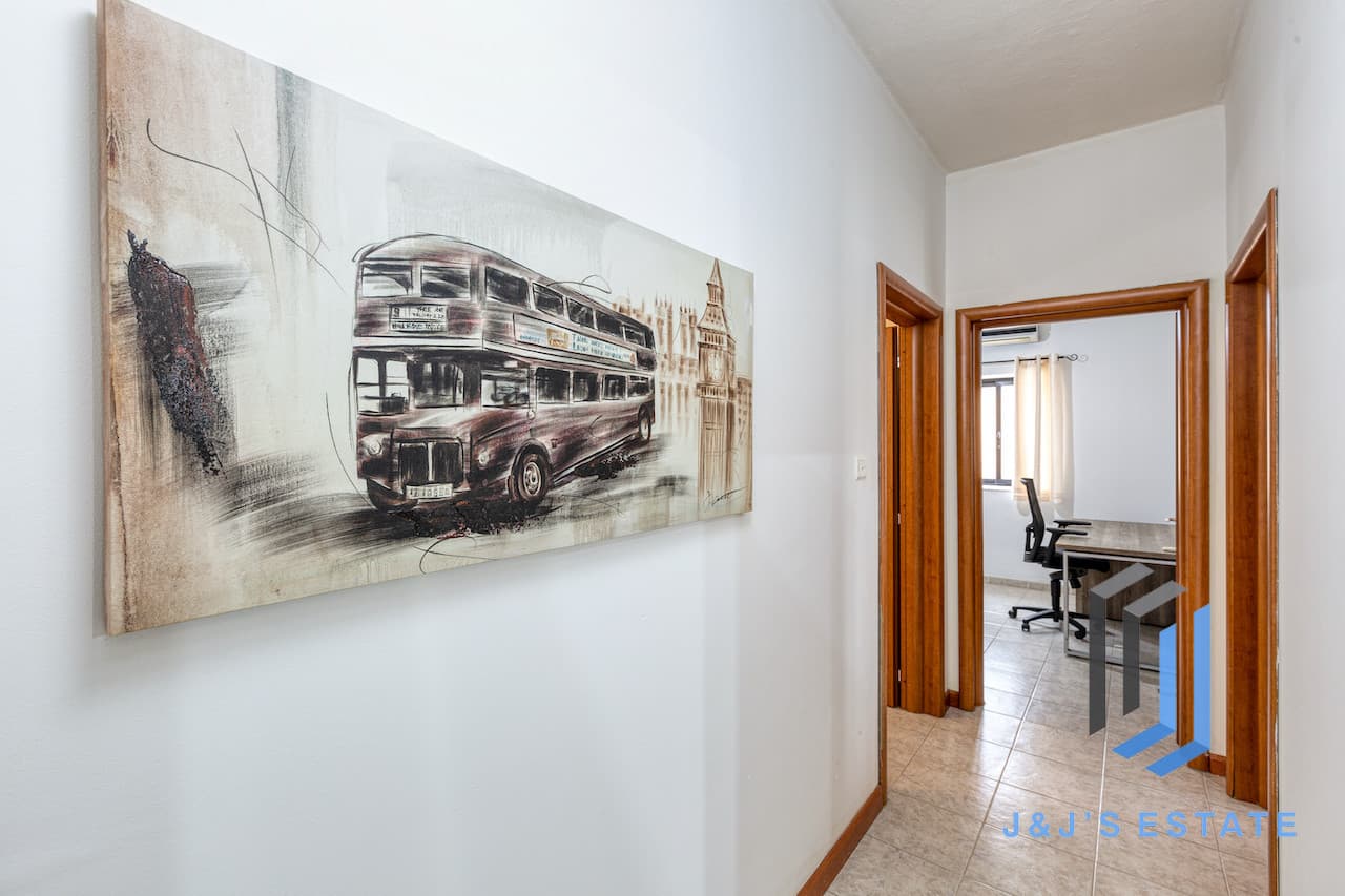 Three-bedroom furnished apartment with sea view in Pembroke · 10
