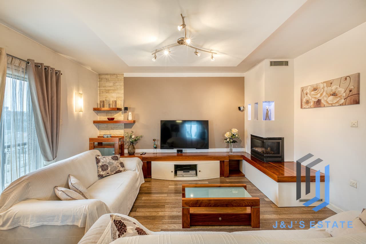 Three-bedroom furnished apartment with sea view in Pembroke · 3