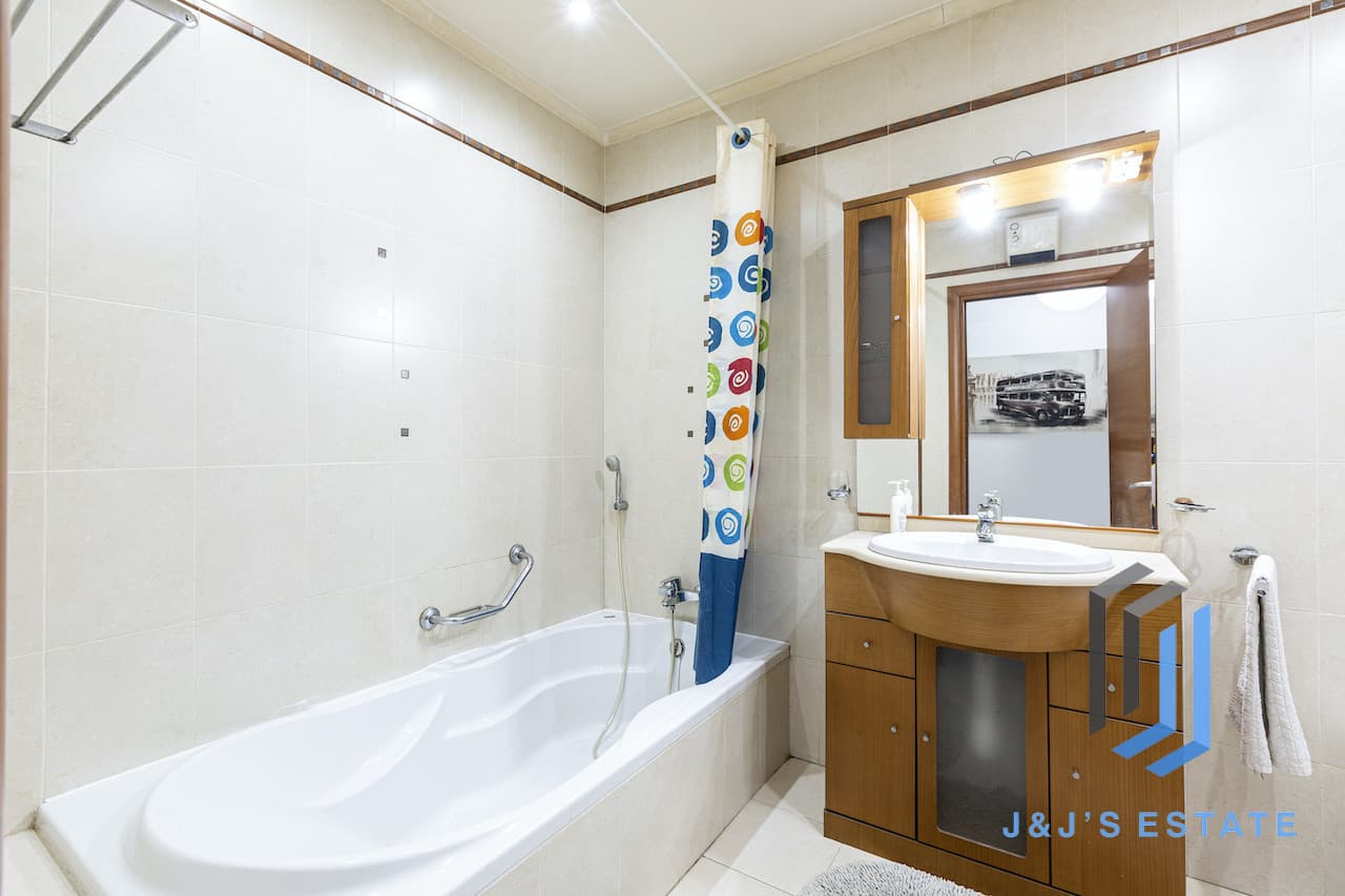 Three-bedroom furnished apartment with sea view in Pembroke · 11
