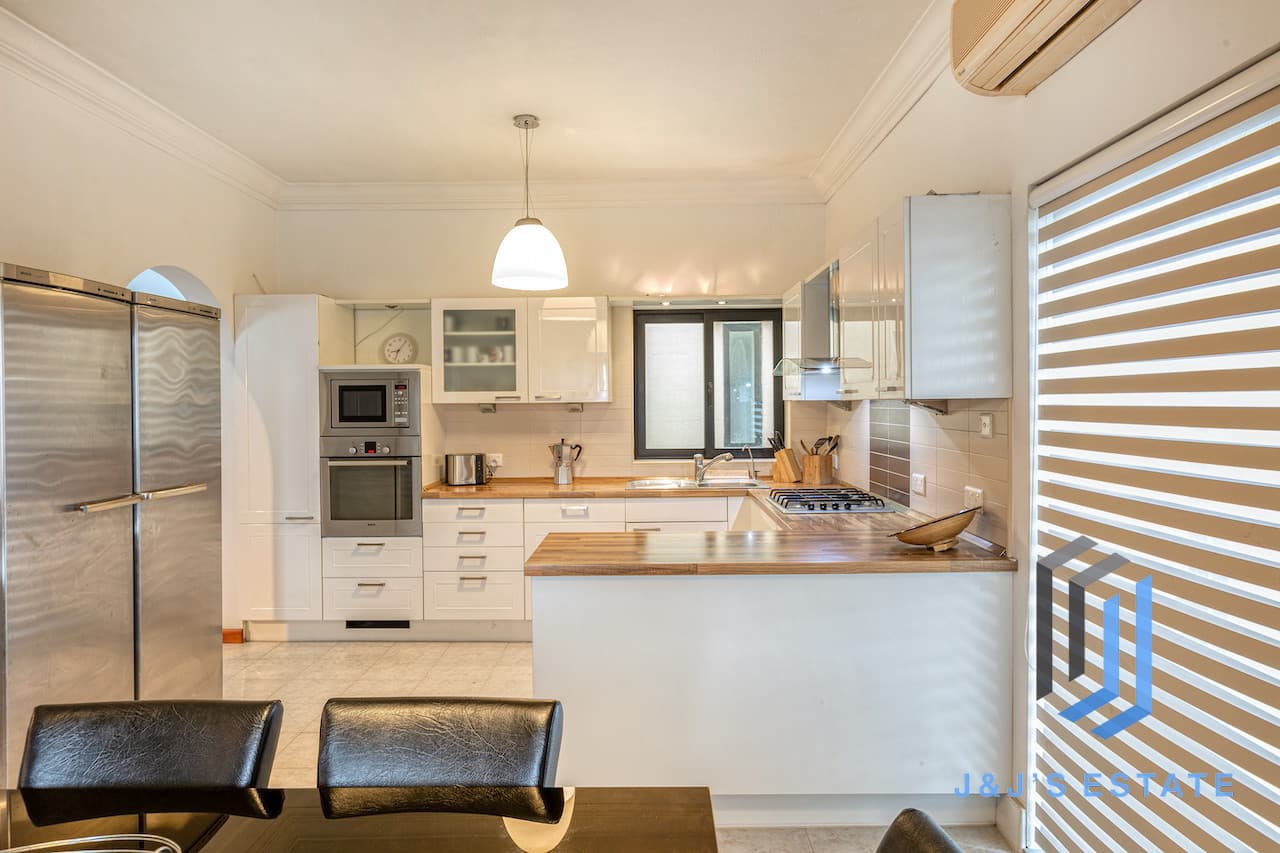 Three-bedroom furnished apartment with sea view in Pembroke · 7