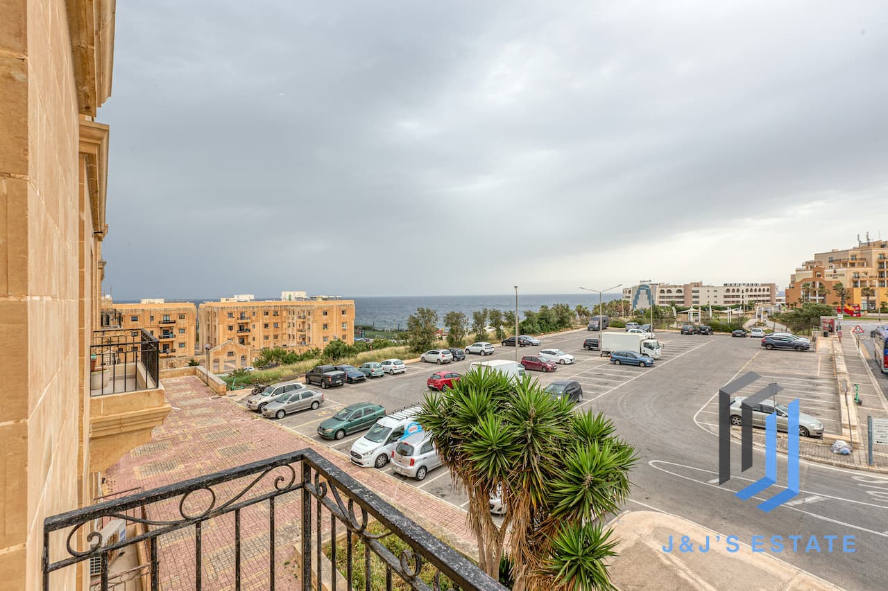 Three-bedroom furnished apartment with sea view in Pembroke · 12