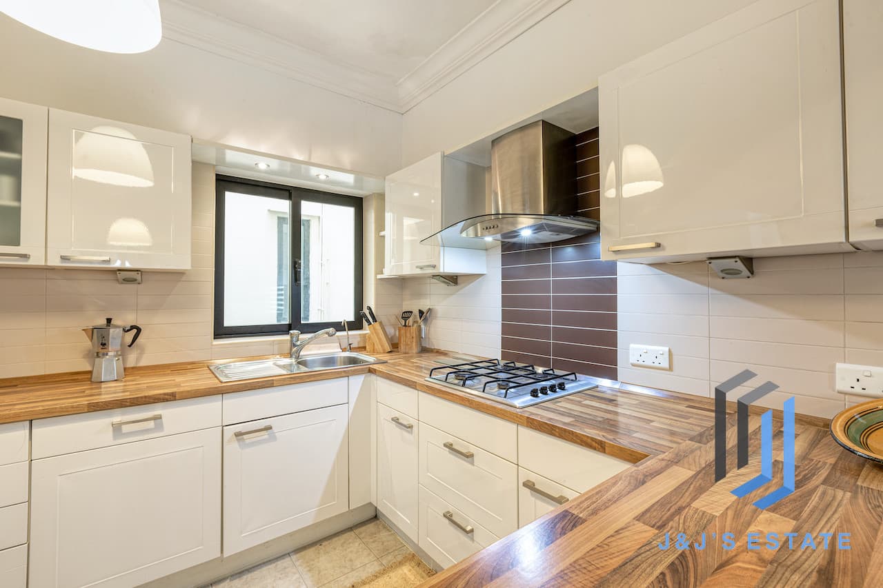 Three-bedroom furnished apartment with sea view in Pembroke · 1