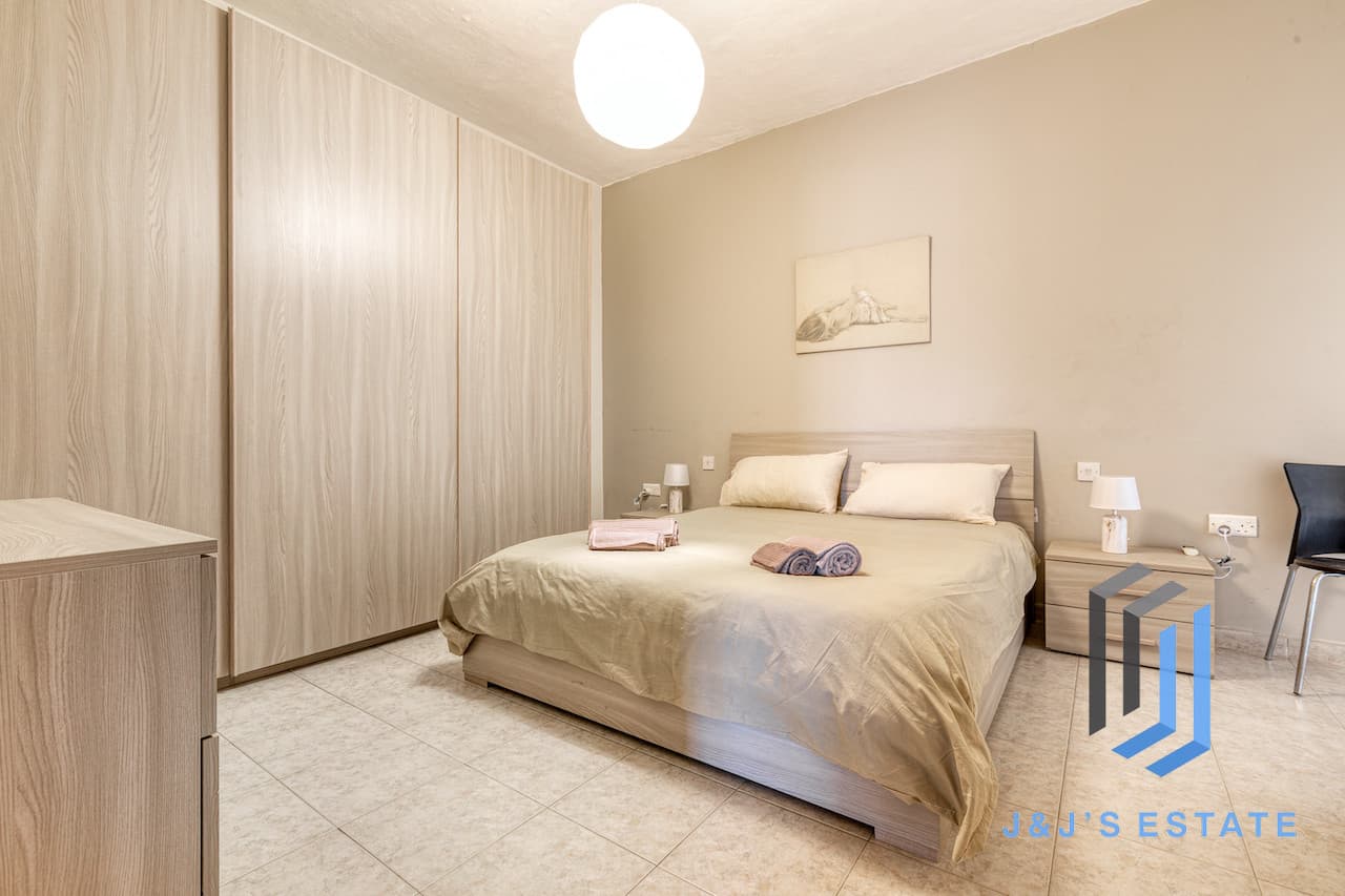 Three-bedroom furnished apartment with sea view in Pembroke · 13
