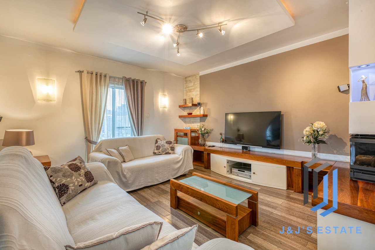 Three-bedroom furnished apartment with sea view in Pembroke · 2